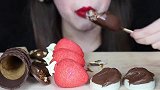 美女试吃草莓棉花糖、梦龙巧克力和脆皮冰淇淋