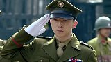 领导下令带走囚犯，没想到小囚犯后台竟比他还硬，真是惹不得呐