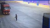 车上男子拼命呼喊下面的人，可惜一切都晚了！