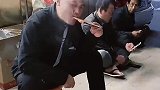 给旁边的两位老哥都看呆了
