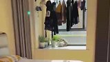 女子阳台想晒太阳，把衣服放卧室的飘窗晒，这样会加大卧室的湿气