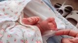 都说刚出生的宝宝没有痒痒肌，触摸了几下后，直接把我逗乐了