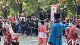 清明上河园游客冲突拳打脚踢，懵住一旁提剑拎斧的“梁山好汉”