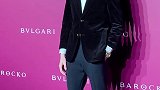 吴磊面对摄影师摆pose忙晕了 看中佩戴珠宝被价格吓退