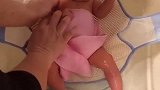 奶奶给小宝宝洗澡,这个小宝宝太听话了,好可爱的样子!