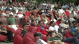 广场看球还能这么爽？波兰球迷躺椅上看末轮荣誉战