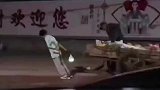 他来不及接老师的杨梅，急忙帮爷爷去拉车