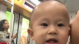 这是我见过最可爱的萌娃，居然可以做出这样的表情，太逗了！