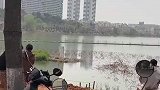 草地上有一扇门，男生见状十分不解