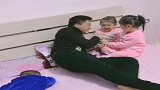 爸爸在跟女儿玩，儿子非要过去插一脚，结果尴尬了