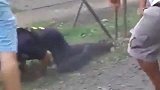 足球-17年-野蛮！墨西哥当地比赛结束后球迷围殴两名警察-专题