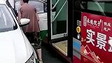 出租车与公交车的交锋！这要不是亲眼所见，你能相信吗？