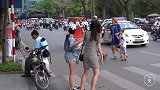 实拍越南首都河内的交通，看看越南女人怎么过马路让人提心吊胆