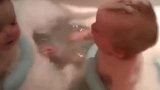 孩子们天生丽质的样子，洗澡水不小心进了眼睛，真可爱！