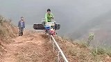 农村小伙厉害了，竟然做了个单行轨道出来，这拉货也太方便了！