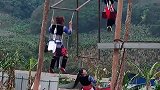 打卡双层秋千，这种感觉太玄幻了，好怕上面的人掉下来