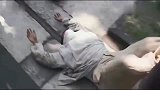 作为一名和尚，随身带把冲锋枪是很合理也很正常的吧