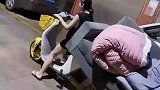 情侣搬不动沙发，用共享单车帮忙搬