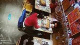 饭店就餐烤鱼突然爆炸 两名食客全身多处二度烫伤