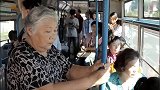 公交车上没人给大妈让座，大鹏热心上前去帮忙