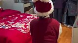七岁小帅哥帮新郎新娘滚床，讲的是真好
