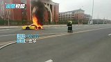 浙江一法拉利自燃，后半部分被烧成灰烬！驾驶员称不知灭火器在哪