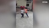 枯了！村头的小孩儿没篮球场怎么打球？这么危险的动作千万别模仿
