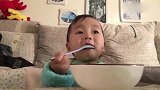 小宝宝会自己一个人吃饭了，瞧这模样真不愧是小吃货