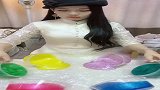 妹子真是会玩，五个颜色倒在一起，真是太美了