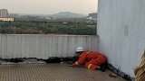 赞！女子16楼顶欲轻生 消防员满地爬行寻找救人时机