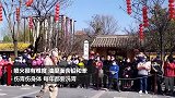 男子景区谋生表演“喷火”绝技 每年喝1千多斤煤油洗几次胃