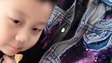 护士小姐姐和儿子同框，俩人一起合作一段，看起来过得还不错