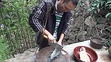 初冬寒意浓，大哥炖一锅鱼羊鲜，兄弟俩喝着汤回忆小时候的故事