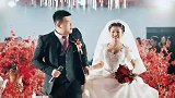 新娘配合新郎唱大花轿逗笑众人，这俩人活该在一起幸福