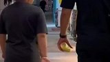 妈妈在后面拍到女儿和爸爸走路神同步