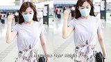 张含韵穿“奶奶”的花衬裤走机场，萌猫印花真吸睛，素颜脸有点肿