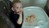 爷爷喂萌宝们吃饭，宝宝吃不到，哼我会很不开心的！