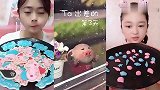 美女直播吃小猪佩奇，海星糖果，一口下去超过瘾，是我向往的生活