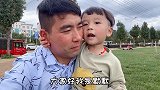 父亲左手抱孩子右手拍视频，用镜头记录了云南农村最真实的一幕