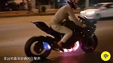 印度牛人把摩托车排气筒改成大喇叭，真不怕上路挨揍吗？
