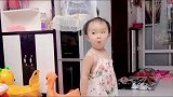 爸爸吹笛子被女儿嫌弃，看女儿这嫌弃的眼神真是太逗了