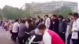 笑不活了 拔河比赛栓腰上打死结这不纯纯缺心眼儿嘛哈哈哈哈哈哈拔河比赛 搞笑 娱乐评论大赏
