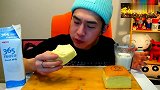 美食分享，小哥啃食蛋糕点心，你的吃法绝了