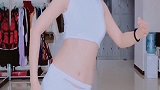 美女在家才艺表演肚皮舞，好精彩的舞姿支持点赞