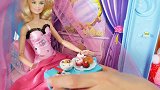 芭比娃娃的早餐好丰富呀，有马卡龙还有牛奶！