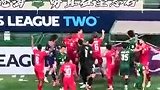 实拍国安球迷扔水瓶精确命中河内球员 后者怒踢广告牌