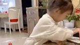 小萝莉一个人在自言自语，真可爱