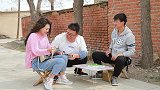 骗子摆摊猜麻将游戏，姑娘一招把骗子玩惨，真厉害