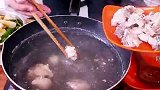 红烧排骨的家常做法，再加点土豆，百吃不厌，吃了还想吃