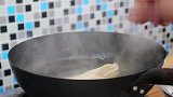今天教大家做一个尖椒炒面，色香味俱全，全家都爱吃